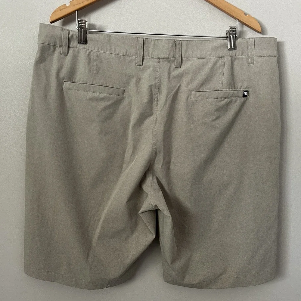TravisMathew Shorts Mens 40 Khaki Tan Performance Golf Chino Stretch 9.5